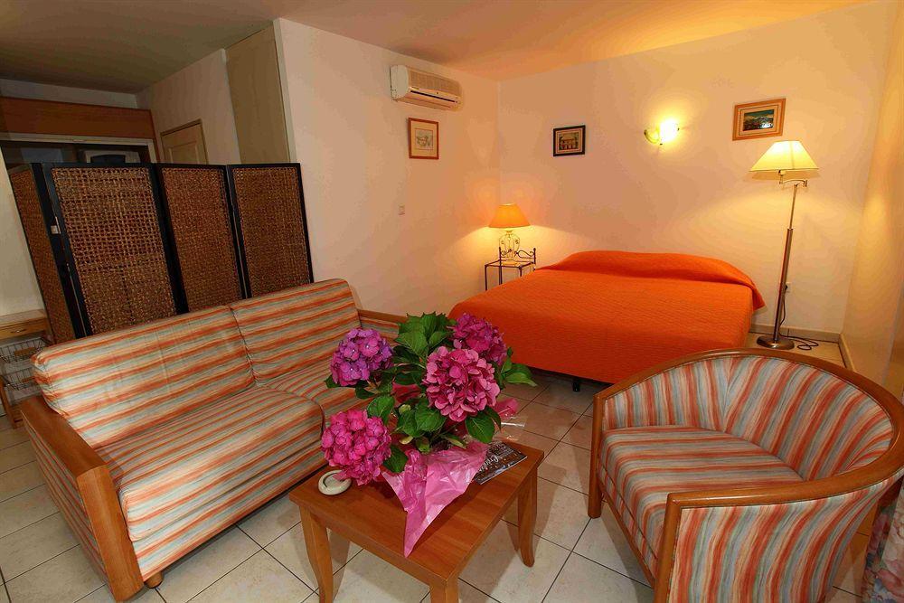 Le Kerveguen Hotell Saint-Gilles-les Bains Eksteriør bilde