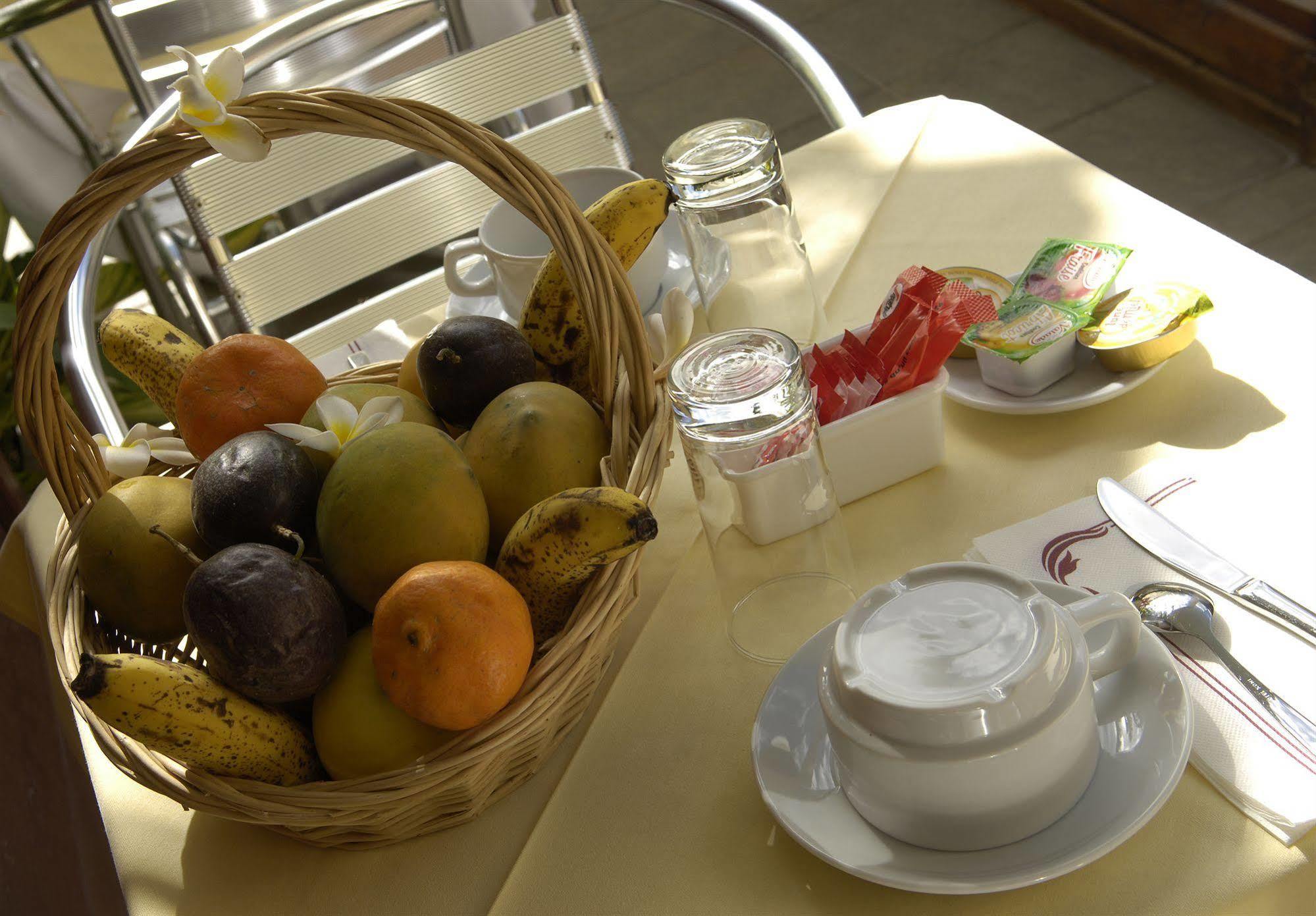 Le Kerveguen Hotell Saint-Gilles-les Bains Eksteriør bilde